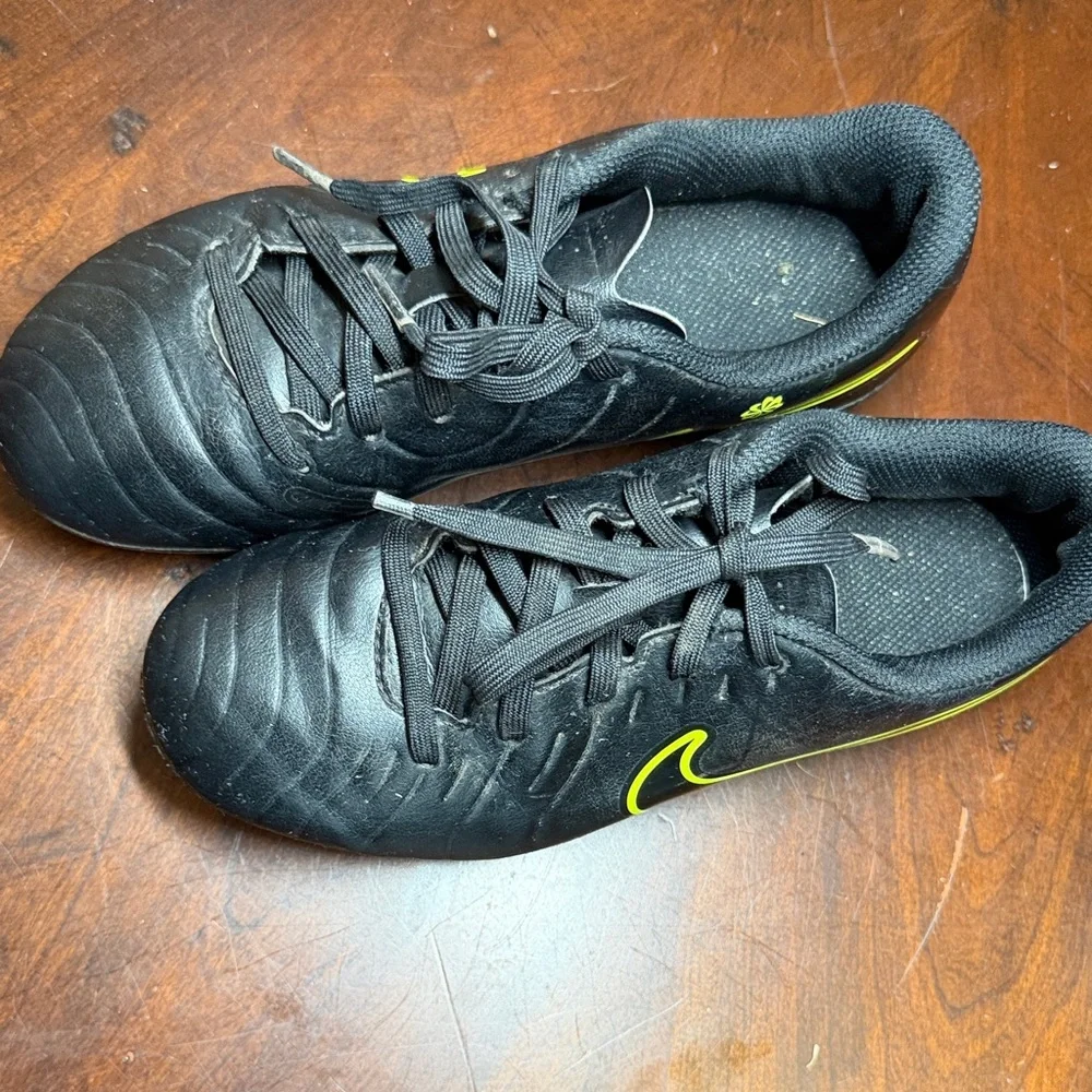 Nike Black Soccer Cleats‎ with Yellow Accents